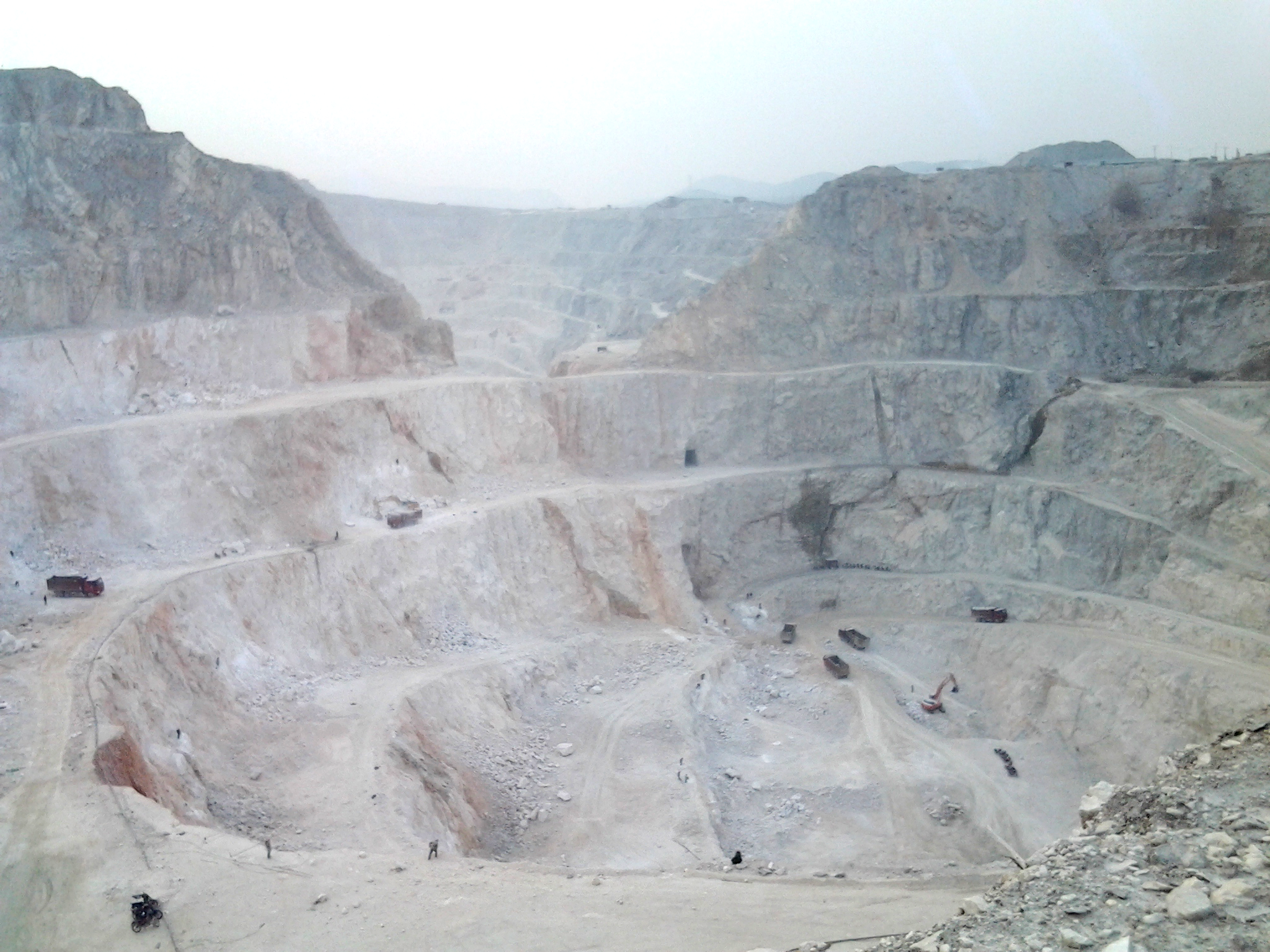 中国遼寧省大石橋市「マグネサイトの都」の大鉱床